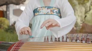 4K汉服美女弹奏古筝演奏视频的预览图